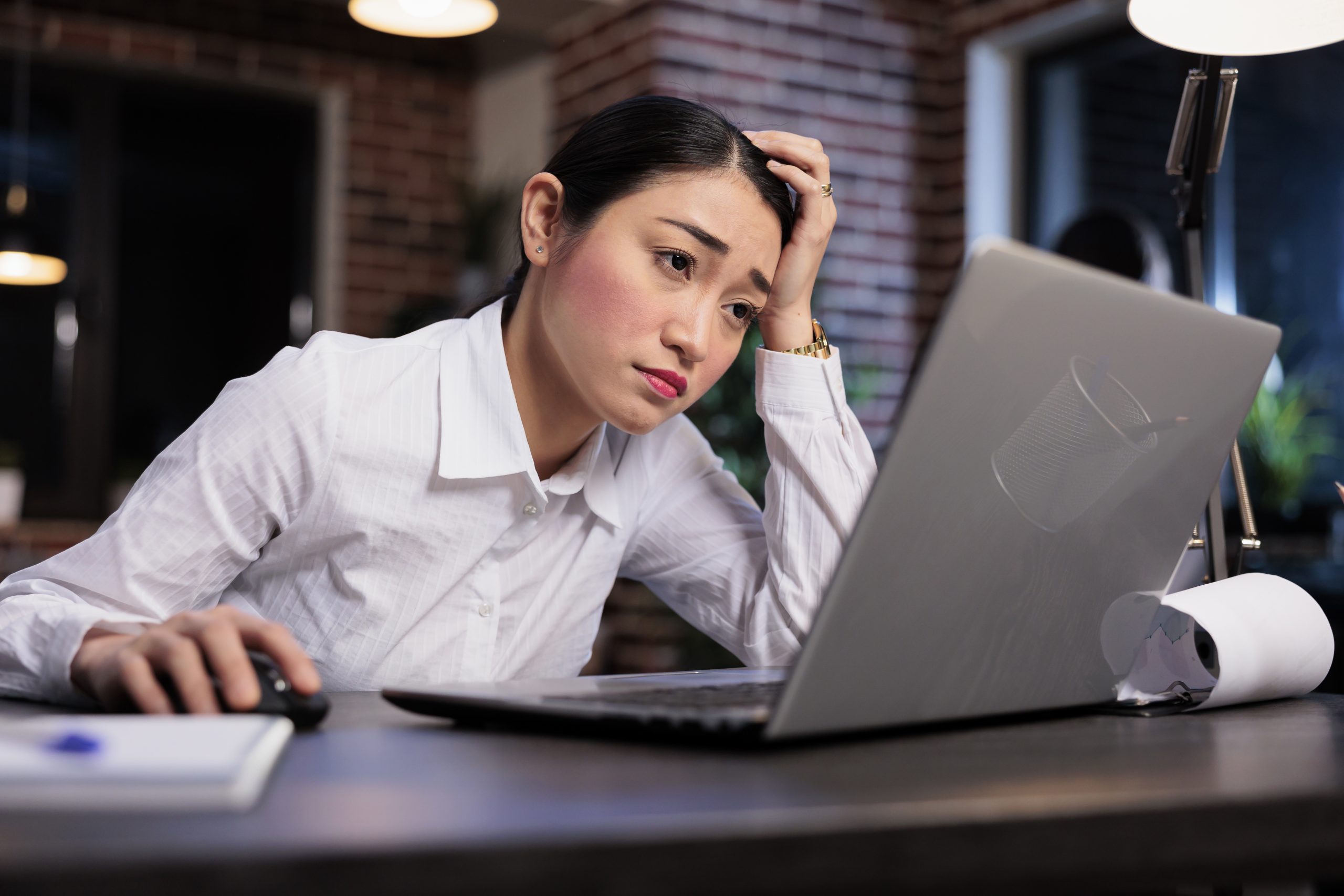 Stressed woman facing her laptop.