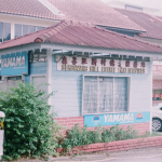 Photographer shares “forgotten side of Singapore,” features old taxi stand at Sembawang Hill Estate
