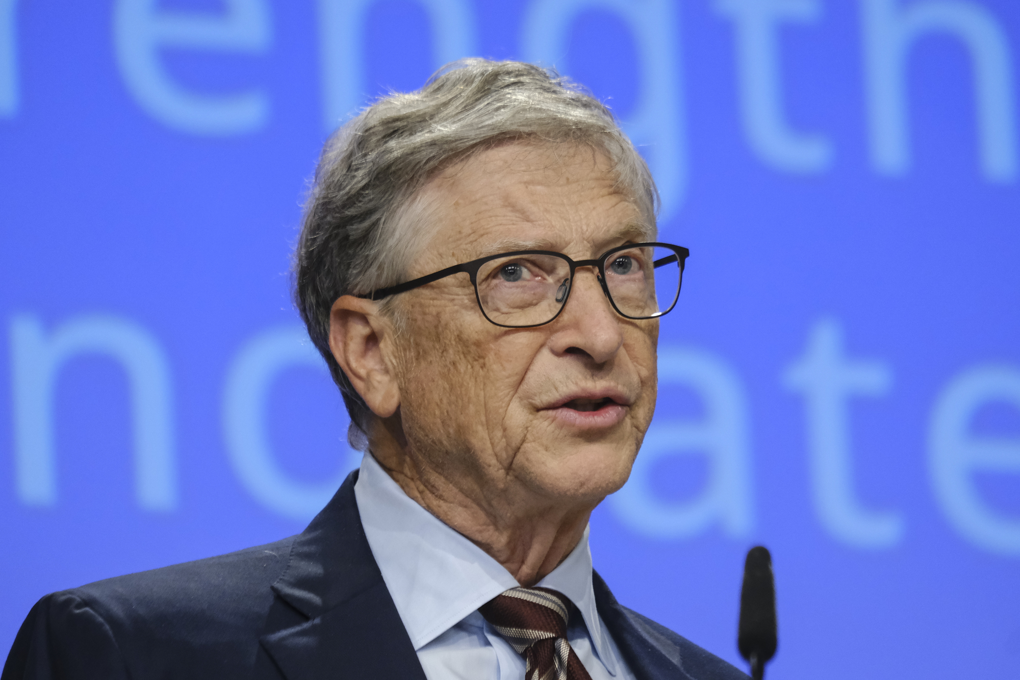 bill-gates’-summer-reading-list-encourages-acts-of-service-and-deeper-connections