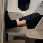 Mixed reactions over photo of SIA business class passenger putting their feet up against another seat
